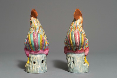 A pair of Chinese famille rose roosters, 18/19th C.